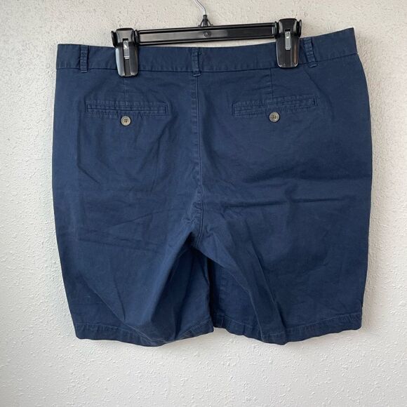 Dockers Low Rise Slightly Curvy Shorts Size 16 EUC - Picture 2 of 3